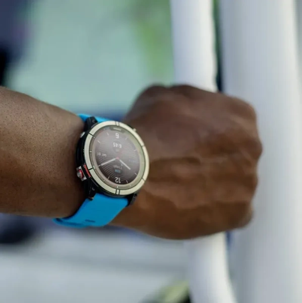 Мультиспортивные часы Garmin Quatix 7 с синим силиконовым ремешком