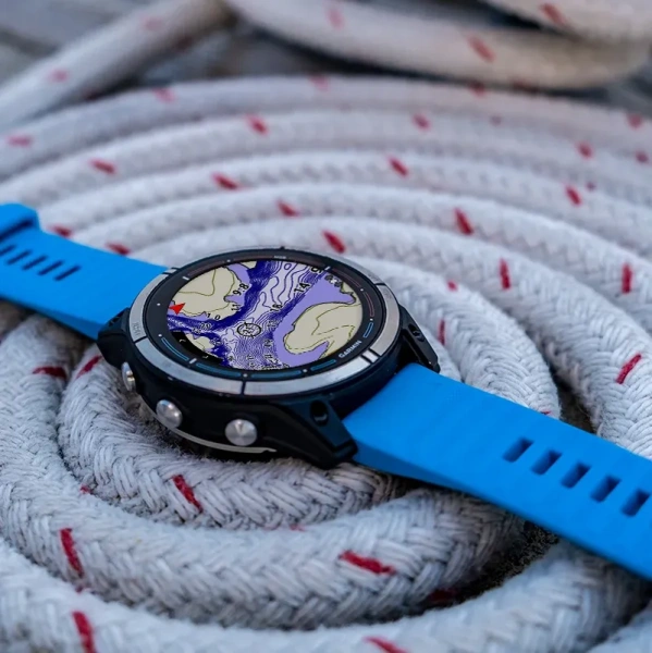 Мультиспортивные часы Garmin Quatix 7 с синим силиконовым ремешком